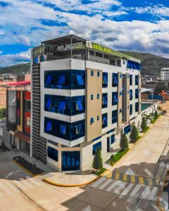 Luftblick auf ein Hotelgebäude mit blauen Fenstern in der Unterkunft Hotel Suite Naylamp Zyon in Jaén