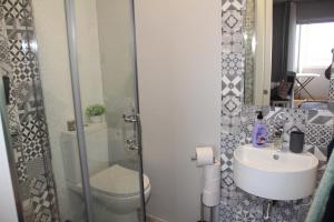 W łazience znajduje się toaleta, umywalka i prysznic. w obiekcie Ricardo Rolão Vista Mar - Edifício Oásis - Bedrooms w Faro