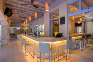 un bar en un restaurante con taburetes en Mythos Suites Hotel en Tigaki