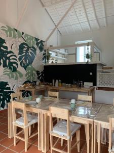a dining room with a table and chairs and a kitchen at Quinta de São Pedro de Tomar in Tomar