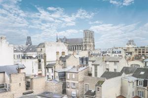an aerial view of a city with buildings at Appartement spacieux vue Cathédrale in Reims