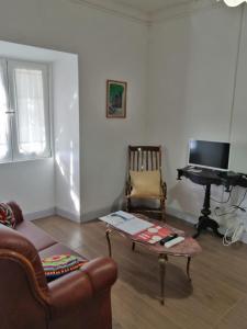 un soggiorno con divano e pianoforte di Casa do Rossio a Fajazinha