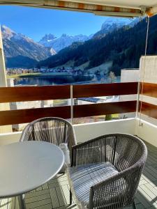 - Balcón con vistas, mesa y 2 sillas en Wunderstay Alpine 303 New Studio with Lake & Mountain View en Engelberg