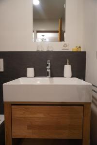 um lavatório de casa de banho com duas toalhas de papel em cima em Wunderstay Alpine 303 New Studio with Lake & Mountain View em Engelberg