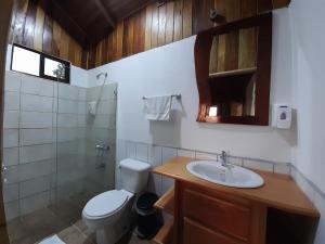 a bathroom with a toilet and a sink and a shower at Cabinas Capulin & Farm in Monteverde Costa Rica