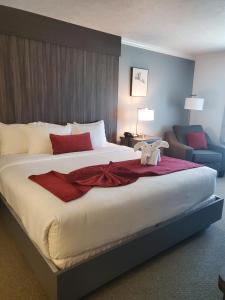 Postel nebo postele na pokoji v ubytování Sequoia Inn