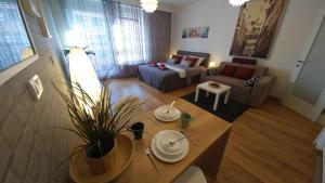 sala de estar con sofá y mesa en Apartments Delta A Blok - Savada, en Belgrado
