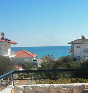 ネアブラスナにあるPrime Luxury Villa beach frontのバルコニーから海の景色を望めます。