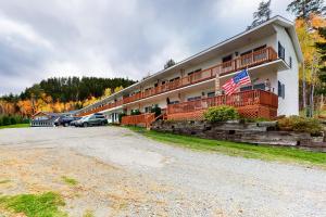 a building with an american flag in front of it at Loon Nest in Rockwood