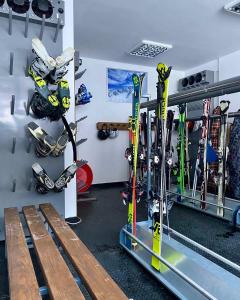 una habitación con un montón de esquís y equipos de esquí en Brzeće Center Studio Mitrovski Gondola 300m en Kopaonik