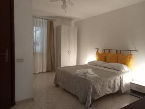 a bedroom with a bed with two towels on it at Il Grillo Parlante in Castel Viscardo