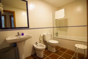 貝瑙卡斯的住宿－Con el Alma，一间带卫生间、水槽和镜子的浴室