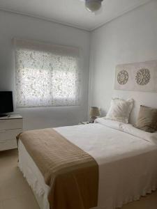 Giường trong phòng chung tại Fantastica villa con piscina en gran golf resort