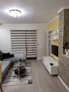 ein Wohnzimmer mit Sofa und Tisch in der Unterkunft Kole Apartman in Pale