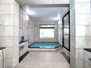 松本市にあるRyokan Seifuso - Vacation STAY 02203vの窓付きのバスルーム(スイミングプール付) +9枚の写真