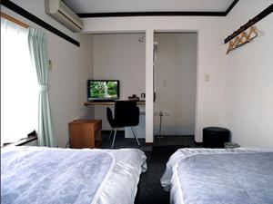 松本市にあるRyokan Seifuso - Vacation STAY 02203vのベッド2台と机があるホテルの部屋