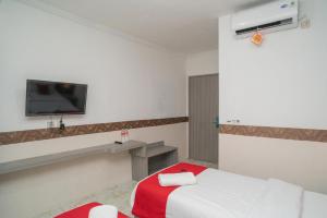 Säng eller sängar i ett rum på RedDoorz Syariah near Kota Cinema Mall Jatiasih
