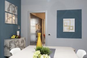 comedor con paredes azules, mesa y sillas en ALBA-ASTI-LANGHE Villa con vigna, patio e piscina, en Vinchio