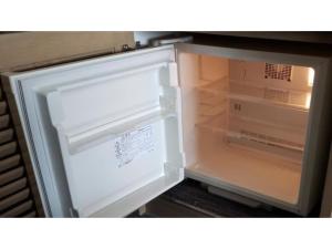 um frigorífico vazio com a sua porta aberta e a sua porta em The QUBE Hotel Chiba - Vacation STAY 02243v em Chiba