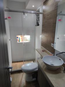比亞維森西奧的住宿－Encantador y acogedor apto amoblado villavicencio，浴室配有白色卫生间和盥洗盆。