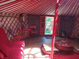 una habitación con sofá y mesa en una yurta en Destination Ailleurs en Castellane