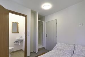 una camera con letto, servizi igienici e lavandino di Chata Myslivna a Klepáčov