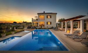 Bazén v ubytovaní Villa Terrarossa - Luxury Istrian Villa near Poreč alebo v jeho blízkosti