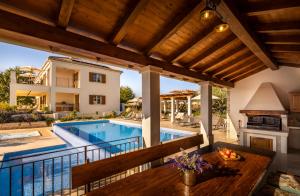Bazén v ubytovaní Villa Terrarossa - Luxury Istrian Villa near Poreč alebo v jeho blízkosti