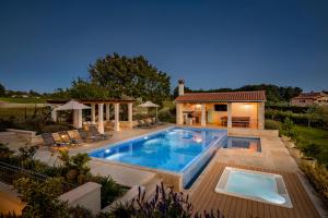 Bazén v ubytovaní Villa Terrarossa - Luxury Istrian Villa near Poreč alebo v jeho blízkosti