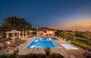 Bazén v ubytovaní Villa Terrarossa - Luxury Istrian Villa near Poreč alebo v jeho blízkosti