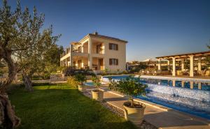 Bazén v ubytovaní Villa Terrarossa - Luxury Istrian Villa near Poreč alebo v jeho blízkosti