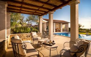 Bazén v ubytovaní Villa Terrarossa - Luxury Istrian Villa near Poreč alebo v jeho blízkosti