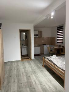 um quarto vazio com uma cama e uma cozinha em Vila Nika em Crni Vrh