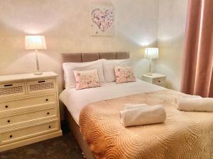 ein Schlafzimmer mit einem Bett mit zwei Kissen darauf in der Unterkunft Ardlinnhe Cottage in Fort William