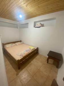 a small bedroom with a bed and a table at La Villa di Zazopetra in Menetaí