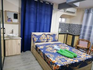 Tempat tidur dalam kamar di Reviva Residence and Ayurveda Massage center