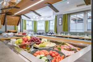 ein Buffet mit vielen verschiedenen Speisen in der Unterkunft Arlen Lodge Hotel in Sankt Anton am Arlberg