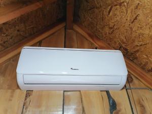 una impresora blanca sobre un suelo de madera en Cabañas El Diuco en Coñaripe 2, en Coñaripe 18 fotos más