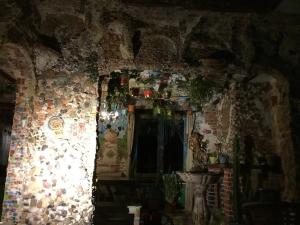 ein Zimmer mit einer Wand voller Sachen in der Unterkunft Casa toscana in Thun