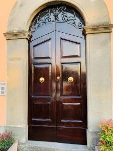 una gran puerta de madera de forma arqueada en Casa Robina en Barga