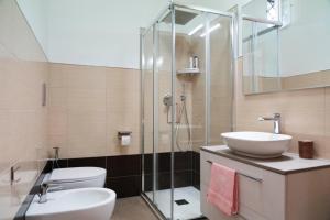 A bathroom at VILLA VICINUS - 120 mq - parking - garden
