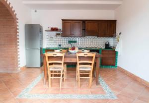 A kitchen or kitchenette at VILLA VICINUS - 120 mq - parking - garden