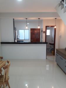 A kitchen or kitchenette at Casa em Costazul - Rio das Ostras