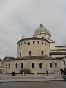 un bâtiment avec un dôme en haut dans l'établissement Galleria d'Arte - Foresteria, à Brescia