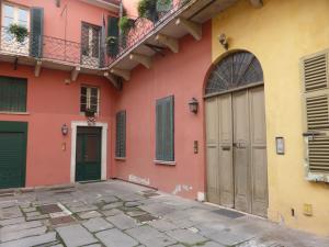 ein rotes und gelbes Gebäude mit Türen und einem Innenhof in der Unterkunft Galleria d'Arte - Foresteria in Brescia