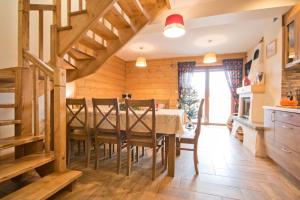 a kitchen and dining room with a table and chairs at Domek z kominkiem przy Termach - dostępna Sauna in Szaflary
