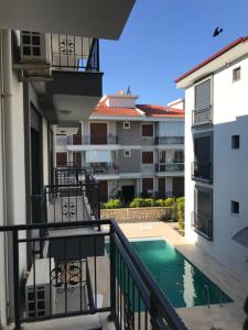 balkon budynku z basenem w obiekcie Teoscitta Apart w mieście Seferihisar