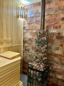 einen Stapel Feuerholz in einer Sauna in der Unterkunft Goral cottage new in Myhowe