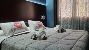 Giường trong phòng chung tại Manu's Guest Suite