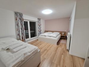 Postel nebo postele na pokoji v ubytování Apartmány EMA a PETER